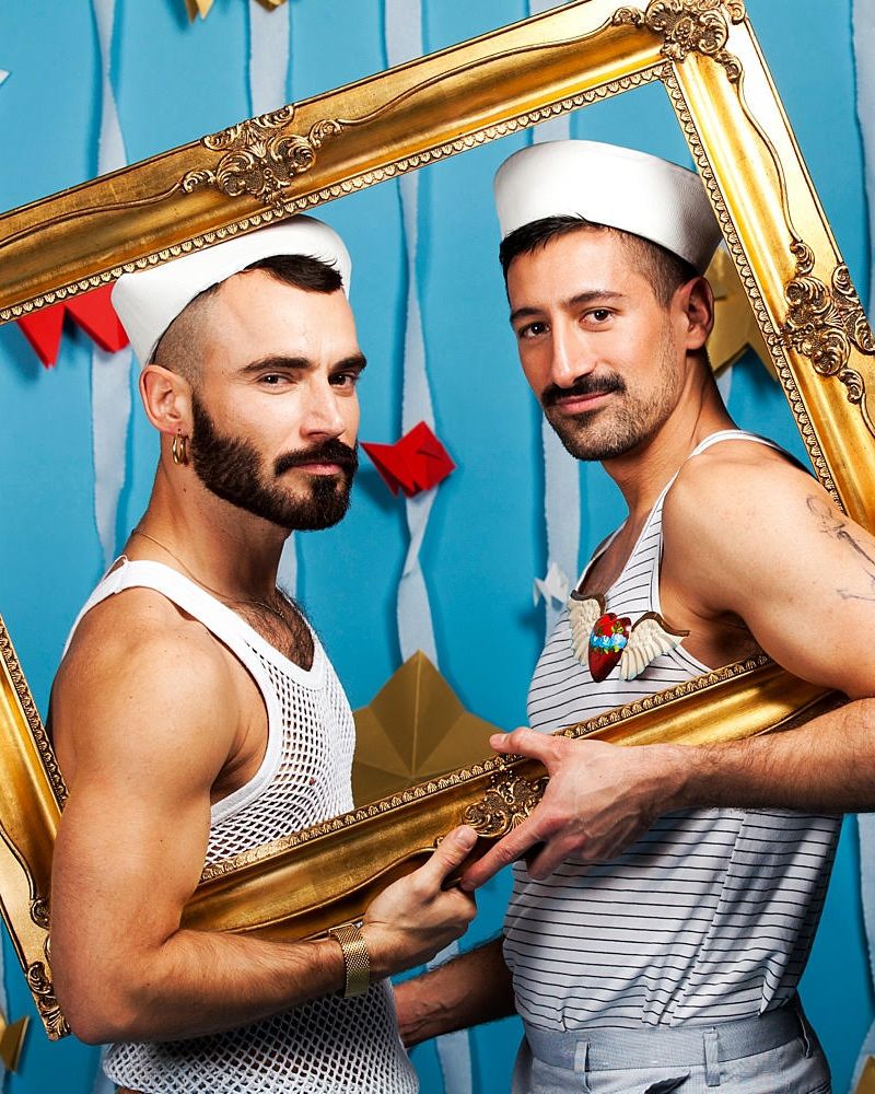 Kitschy gay bruiloft fotoshoot